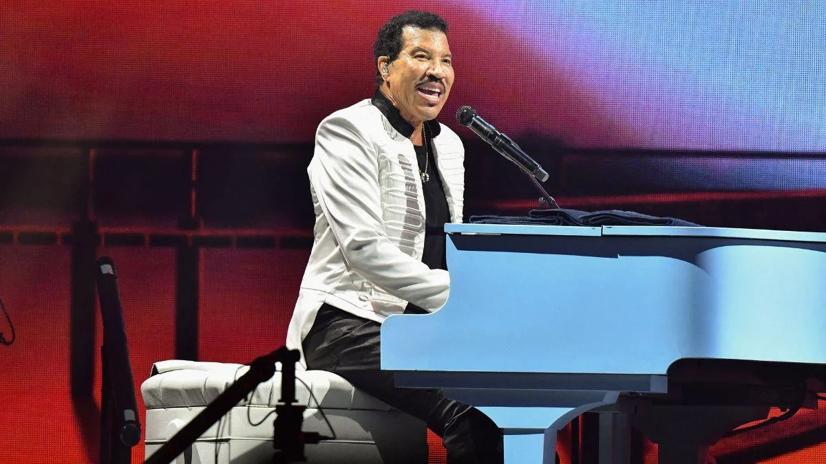 Image of Lionel Richie paused during his Minnesota concert after telling fans he was feeling dizzy.
