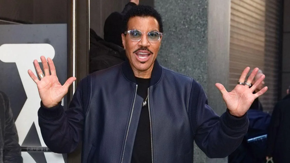 Image of Lionel Richie tells fans he is grateful for their love and looks ahead to his next tour stop in Toronto.