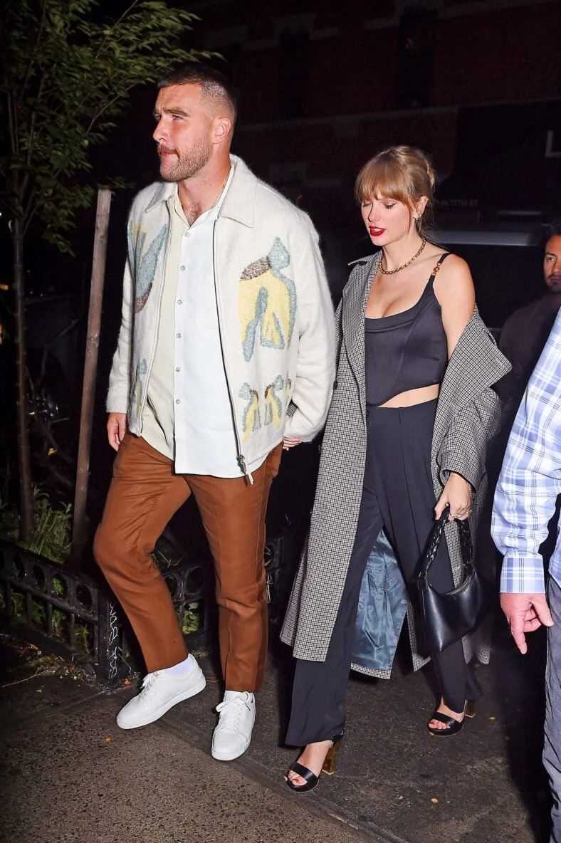 Taylor Swift and Travis Kelce hold hands as they arrive to the snl after party