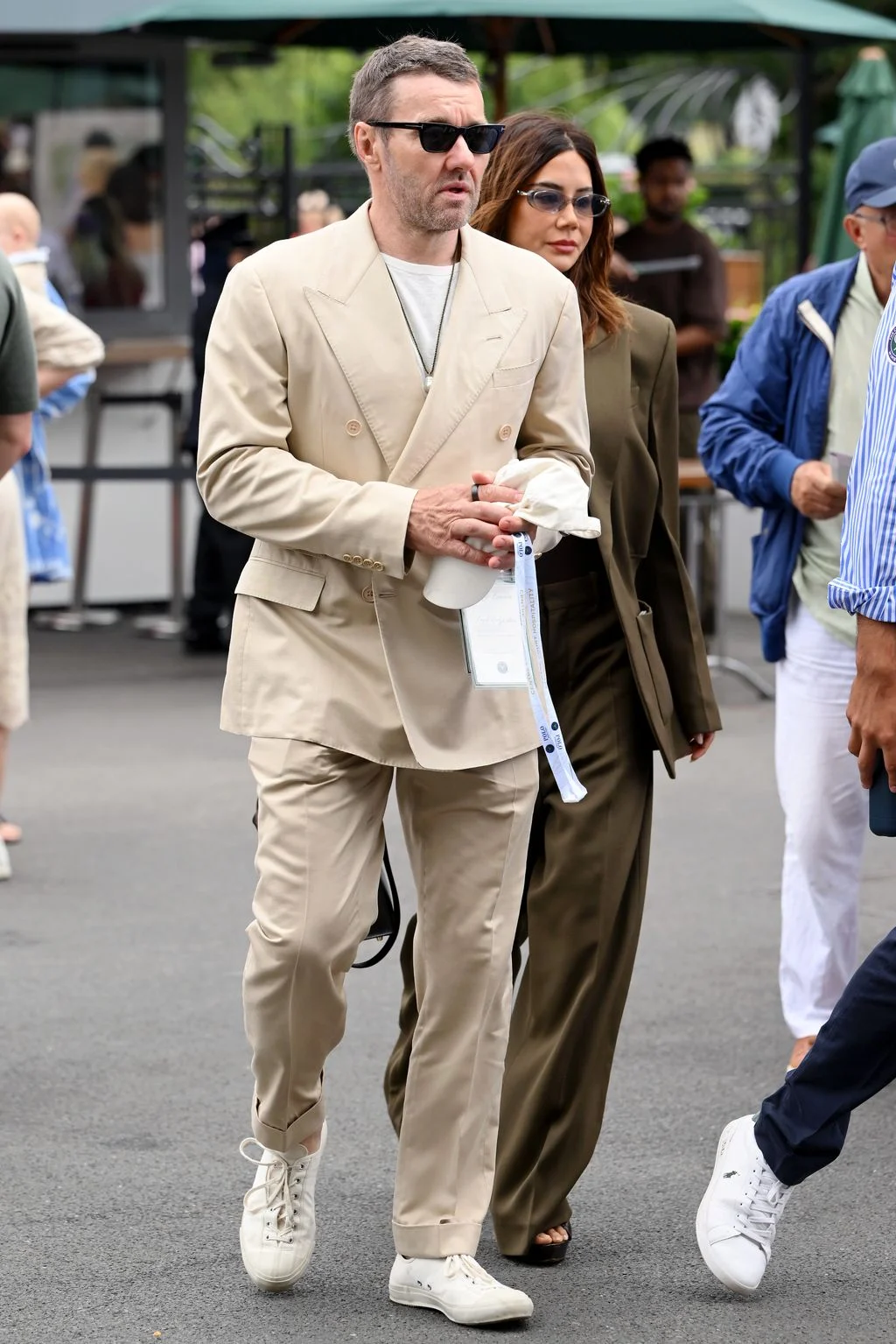 Image may contain Joel Edgerton Biydar Kadın Efendi Clothing Formal Wear Suit Blazer Coat Jacket Person and Walking