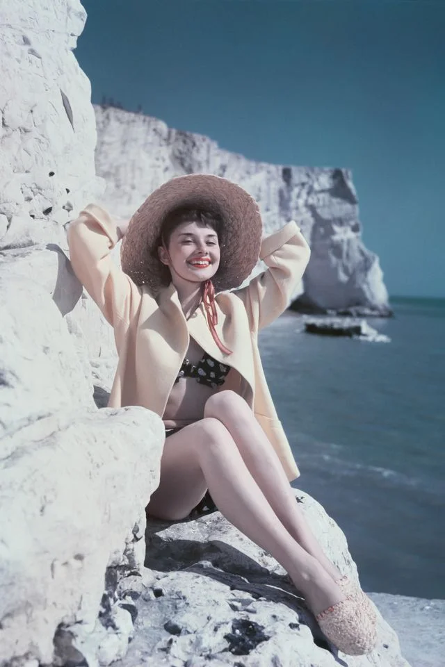 18 Vintage Photos of Audrey Hepburn’s Idyllic Summertime Style
