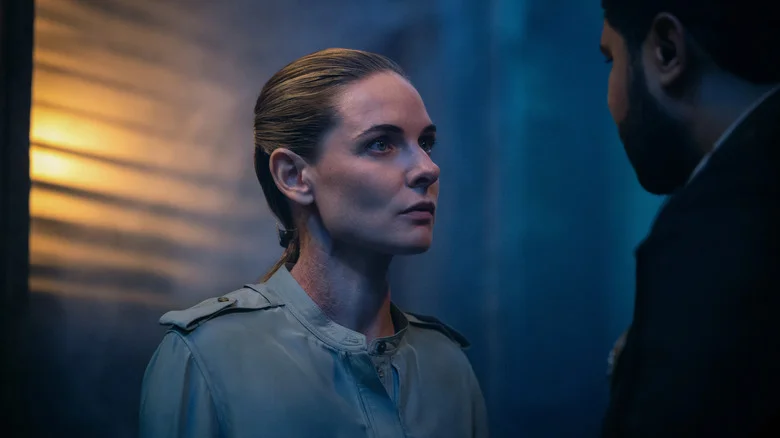 Rebecca Ferguson as Juliette Nichols standing opposite Chinaza Uche as Paul Billings in Silo
