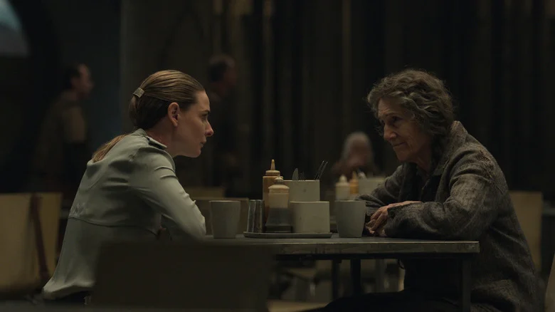 Juliette talking to Martha in the cafeteria in Silo