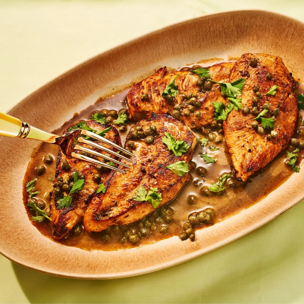 Butter chicken in an hazelnut colored plate