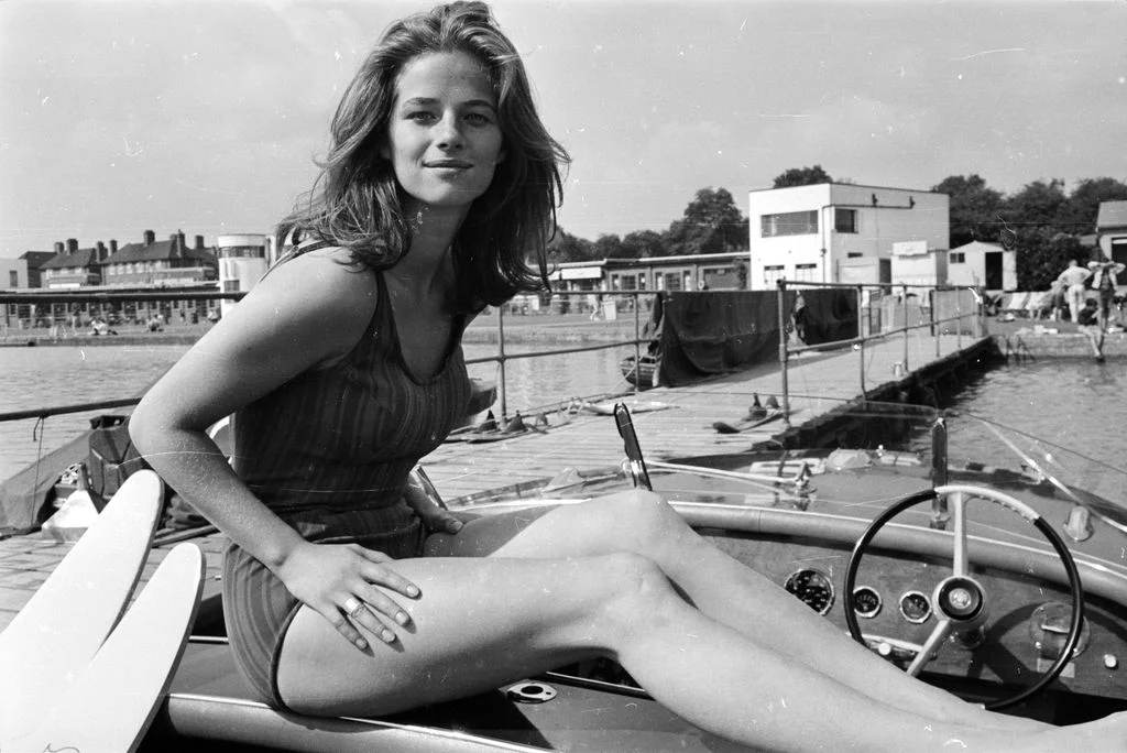Charlotte Rampling sur la plage du Ruislip Lido dans le comt du Middlesex le 27 août 1965