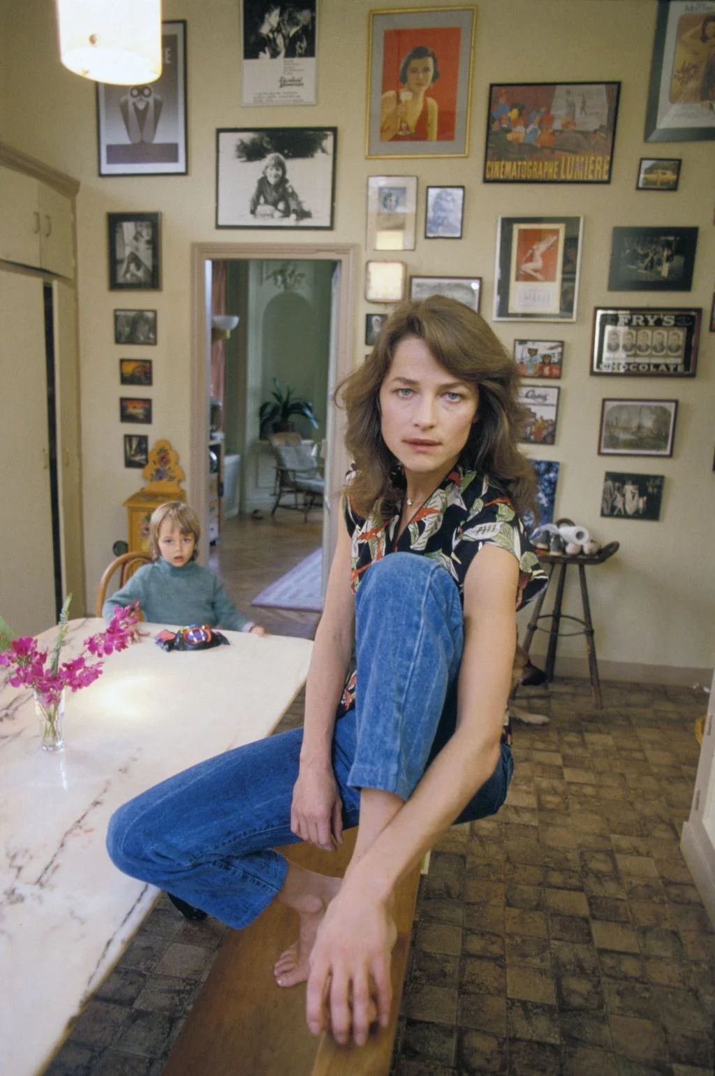 Charlotte Rampling chez elle avec son fils Barnaby dans les annes 1970.